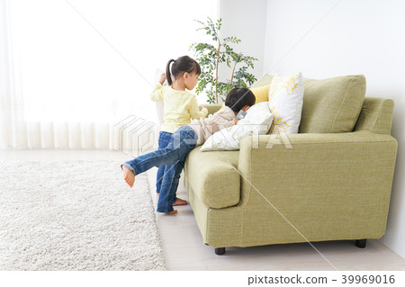 Girls and boys playing with two people Girls and boys playing with two people 39969016