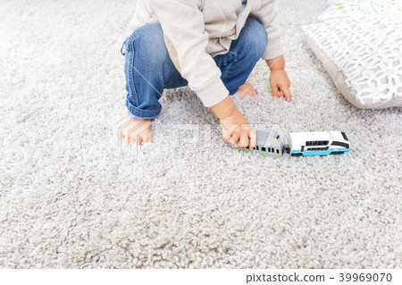 男孩玩火車玩具 39969070
