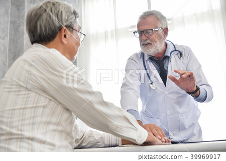 Doctor is discussing with Asian male patient. 39969917