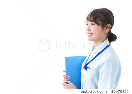 一位年輕的護士帶著微笑 一位年輕的護士帶著微笑 39970221