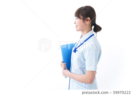 一位年輕的護士帶著微笑 一位年輕的護士帶著微笑 39970222