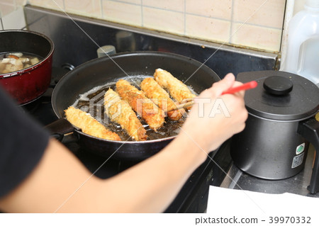 Frying woman Frying woman 39970332
