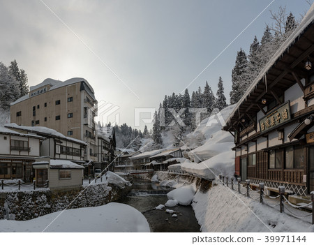 銀山溫泉的溫泉鎮入口 冬天的風景 山形縣 照片素材 圖片 圖庫