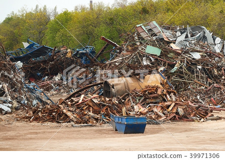 Scrapyard of old metal 39971306