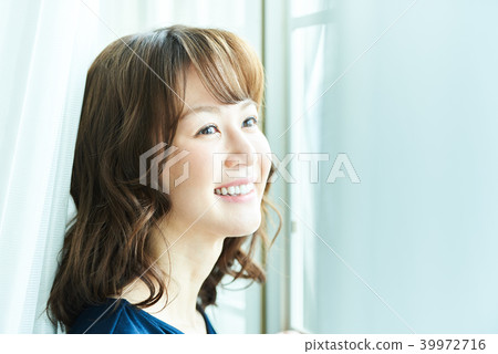 年輕的女士 年輕的女士 39972716