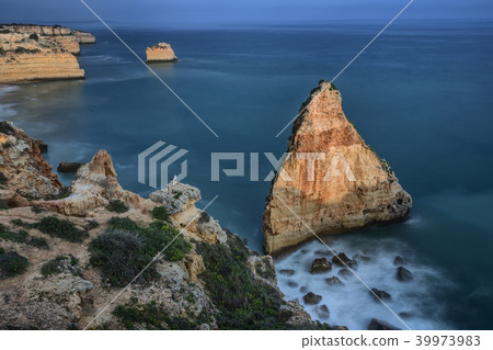 Magnificent seascape of the beach of Marinha before sunset Algarve Magnificent seascape of the beach of Marinha before sunset Algarve 39973983