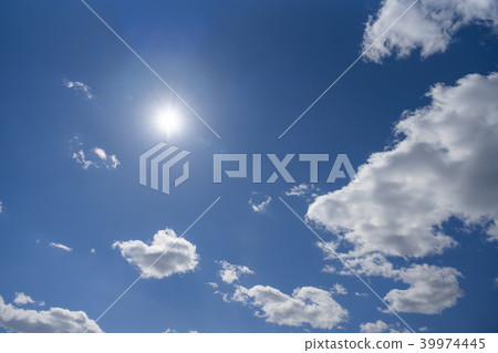 太陽和雲彩背景 太陽和雲彩背景 39974445