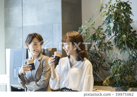 Businessmen hand buying a drink with an OL and vending machine to relax in a break space 39975062