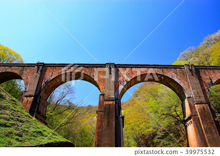 Usui Pass Glass Bridge of the New Green 39975532