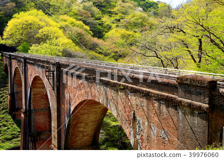 Usui Pass Glass Bridge of the New Green 39976060