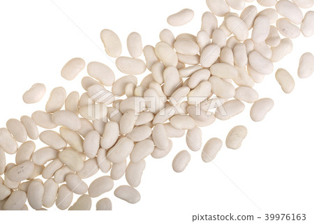 White kidney beans isolated on white background close up. Top view 39976163