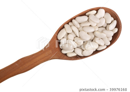 White kidney beans in wooden spoon isolated on white background close up. Top view 39976168
