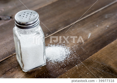 Salt in wooden table Salt in wooden table 39977318