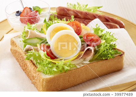 Open sandwich 39977489