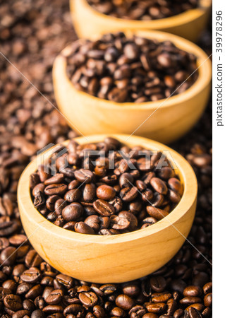 Brown coffee beans in wood bowl Brown coffee beans in wood bowl 39978296