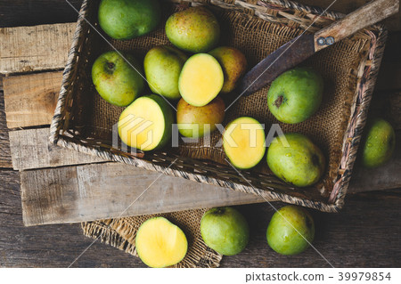 Raw mangoes Raw mangoes 39979854