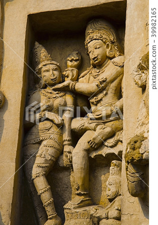 Carved idol on wall, kanchi Kailasanathar temple 39982165