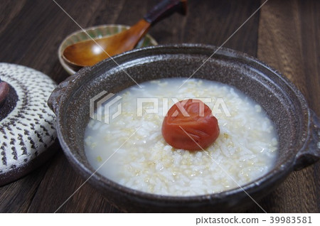 糙米碗和umeboshi 39983581
