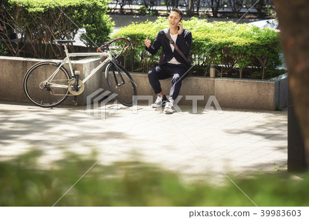 青年騎公路自行車 39983603