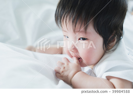 Close-up picture of an Asian baby. 39984588