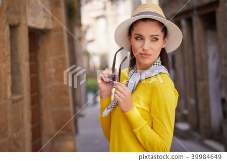 The tourist visits a small Italian town 39984649