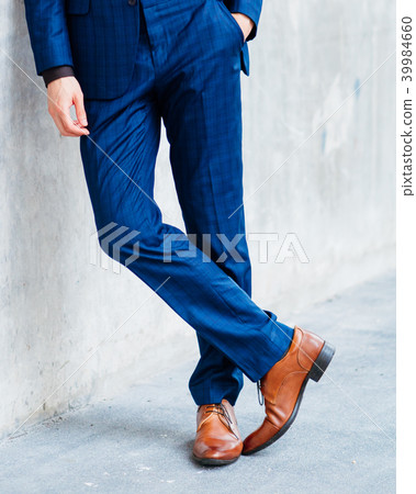 Lower part of man in formal suit posing. 39984660