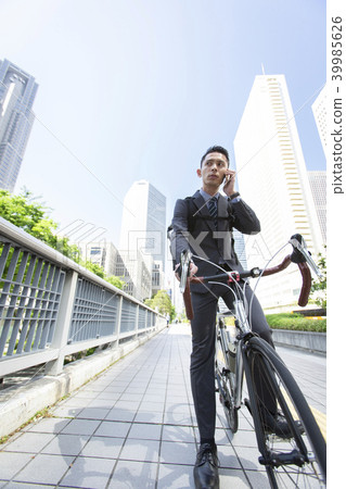 騎自行車上下班的商人 騎自行車上下班的商人 39985626
