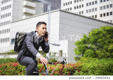 騎自行車上下班的商人 39985642