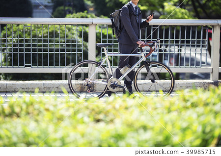 Business man commuting by bicycle 39985715
