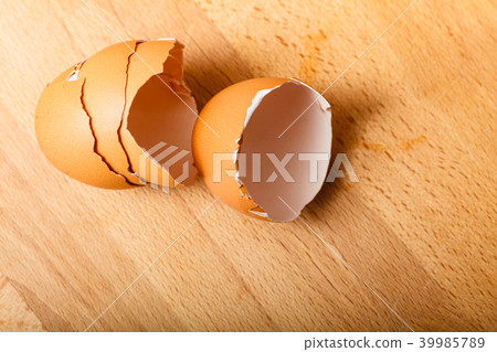 Detailed closeup of empty cracked eggshells Detailed closeup of empty cracked eggshells 39985789