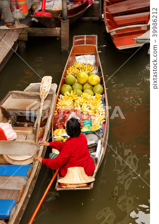 Damnoen Saduak floating market 39986212