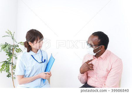 外國男性在醫院接受體檢 外國男性在醫院接受體檢 39986840