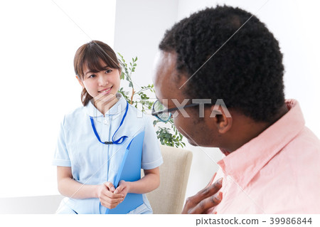 外國男性在醫院接受體檢 39986844