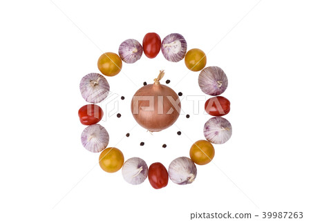 Onion bulb in a ring of garlic, tomato and pepper 39987263