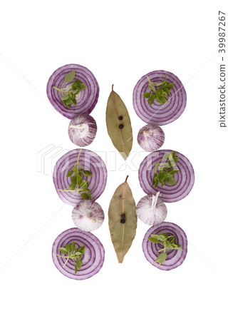 Slices of red onion, garlic, bay leaves 39987267