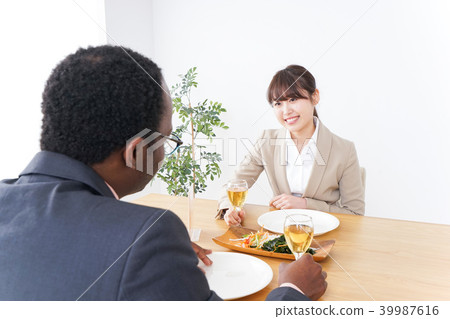 享受一頓飯的商務人士 享受一頓飯的商務人士 39987616