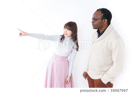 一名年輕女子用英語引導外國遊客 一名年輕女子用英語引導外國遊客 39987997