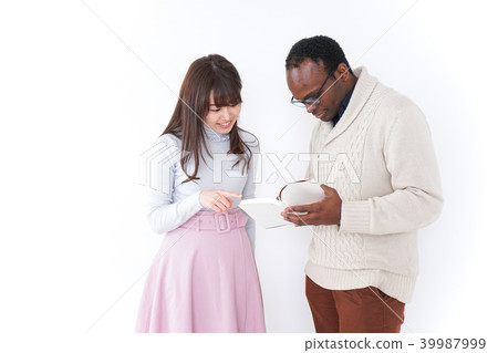 一名年輕女子用英語引導外國遊客 一名年輕女子用英語引導外國遊客 39987999