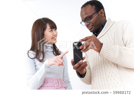 Young woman giving directions to foreign tourists 39988172