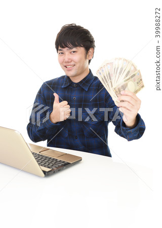 A smiling man with paper money 39988272