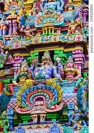 Colorful idols on the Gopuram, Sarangapani Temple 39988868