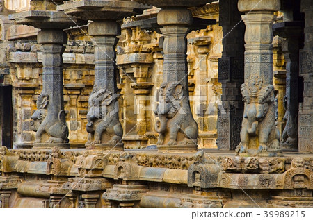 Carved idols, Airavatesvara Temple, Darasuram 39989215