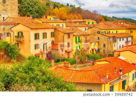 The view of the Tuscany city of Cortona, Italy 39989742