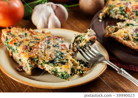 Portion of frittata made of eggs and mushrooms 39990023