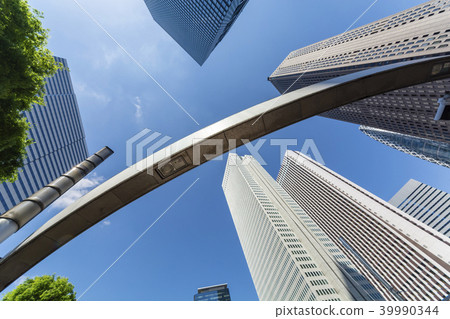 Round traffic lights and empty space 39990344