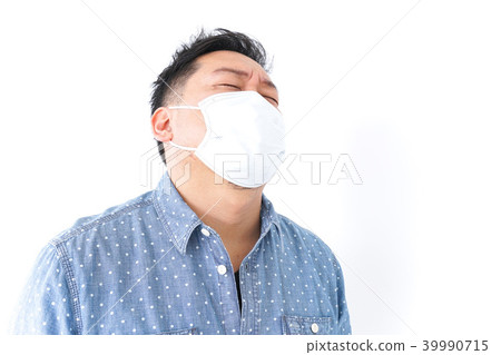 A man with a cold 39990715