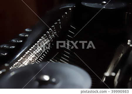 Detail of a part old typewriter ready for writing 39990983