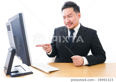 Businessman scolding in front of a personal computer 39991323