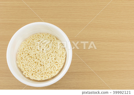Cup ramen before putting in hot water 39992121