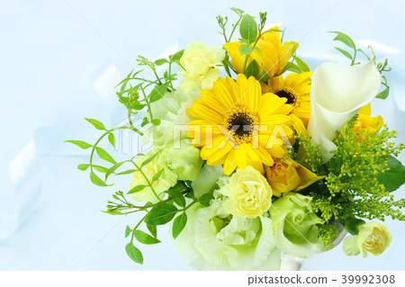 Early summer flower arrangement Early summer flower arrangement 39992308